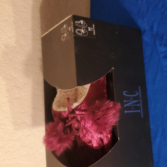 Inc International Concepts women's Faux-Fur Slippers Burgundy sz M 7/8 - Picture 2 of 5